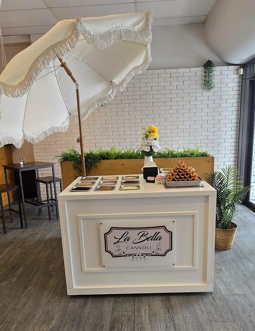 La Bella Cannoli Station providing authentic Italian dessert catering for weddings and events in Montreal and Laval.